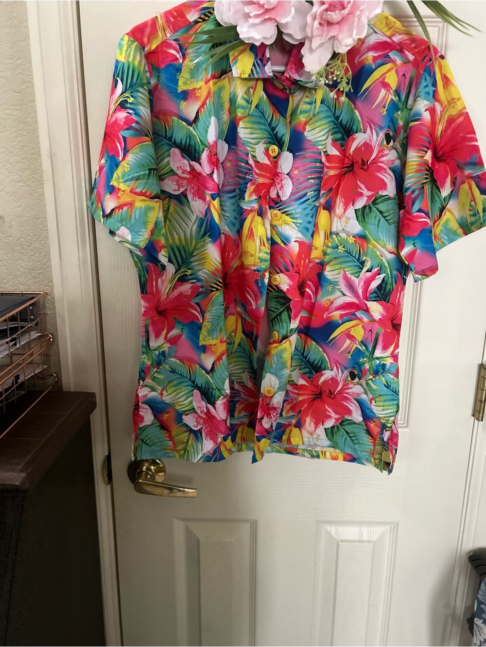 Tropical Floral Short-Sleeve Button-Down Shirt - Multicolor size small.